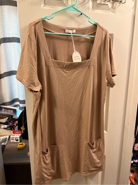 Relaxed Square-Neck Short Sleeve Tunic in Tan